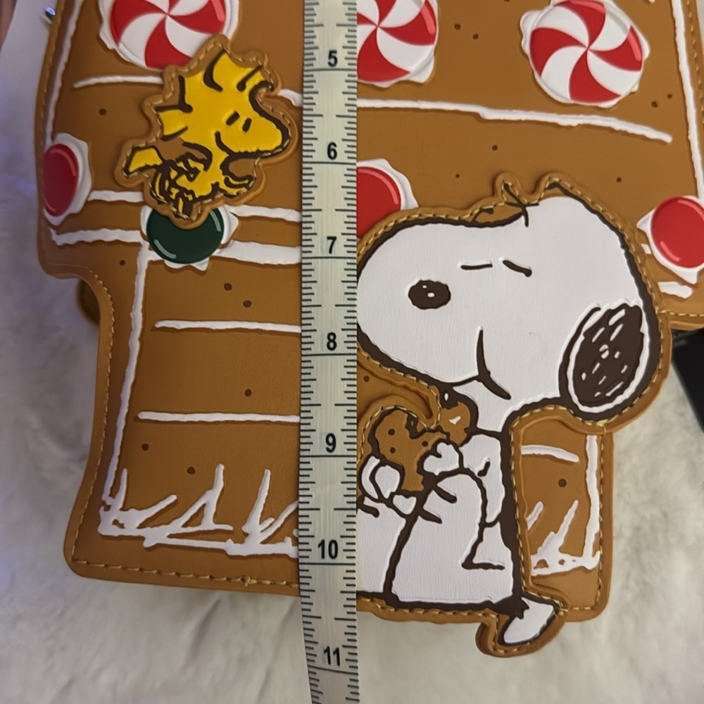 Loungefly Peanuts Christmas Gingerbread Snoopy Woodstock Doghouse Crossbody Bag - Picture 10 of 11